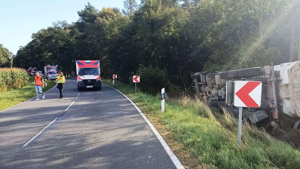 Auf der Straße zwischen Flessau und Natterheide ist ein Lkw von der Straße abgekommen.
