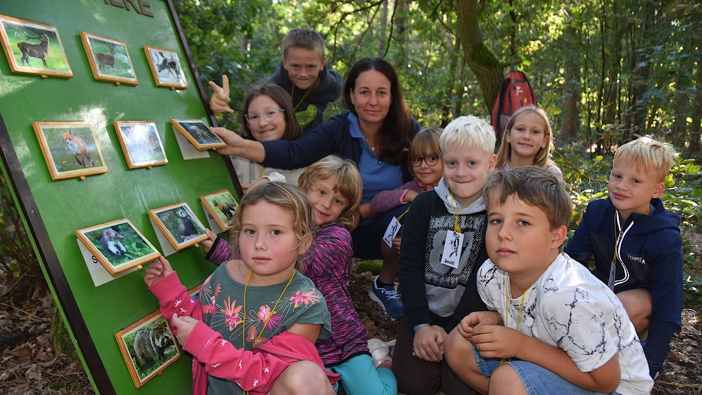 An der Station „Tiere des Waldes“ punktet die „Specht-Gruppe“ bei den Waldjugendspielen der Wegenstedter Grundschule – begleitet von Schulleiterin Sabine Keiner-Brestrich.
