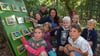 An der Station „Tiere des Waldes“ punktet die „Specht-Gruppe“ bei den Waldjugendspielen der Wegenstedter Grundschule – begleitet von Schulleiterin Sabine Keiner-Brestrich.
