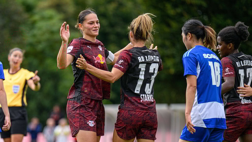 Führungspersönlichkeiten auf dem Platz: Giovanna Hoffmann und Sandra Starke (von links).