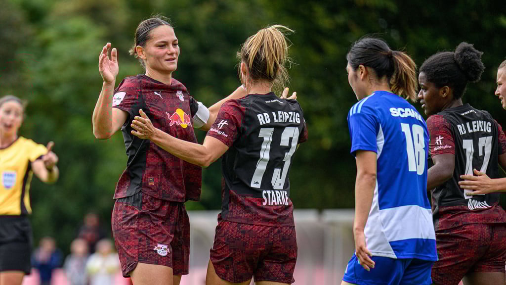 Führungspersönlichkeiten auf dem Platz: Giovanna Hoffmann und Sandra Starke (von links).
