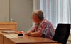 Der 61-jährige Jagdausbilder muss sich wegen mehrerer Verstöße gegen das Waffenrecht vor dem Amtsgericht Burg verantworten. 