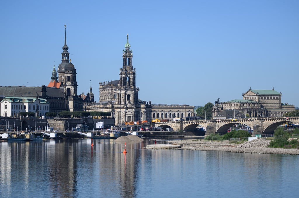 Der Abriss der im vergangenen Jahr teils eingestürzten Spannbetonbrücke kostet die Stadt nach eigenen Schätzungen rund 32 Millionen Euro - deutlich mehr als bislang angenommen. (Archivbild)
