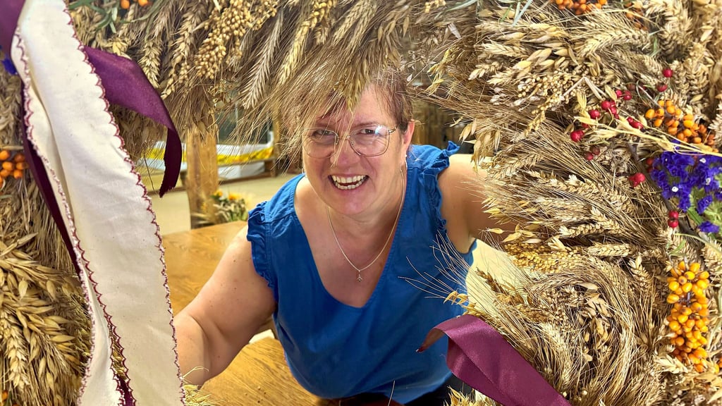 Die Erntekrone wird von Susann Kränkel-Burkert noch vor dem Ernte- und Stadtfest auf dem Museumsgelände sichtbar angebracht.