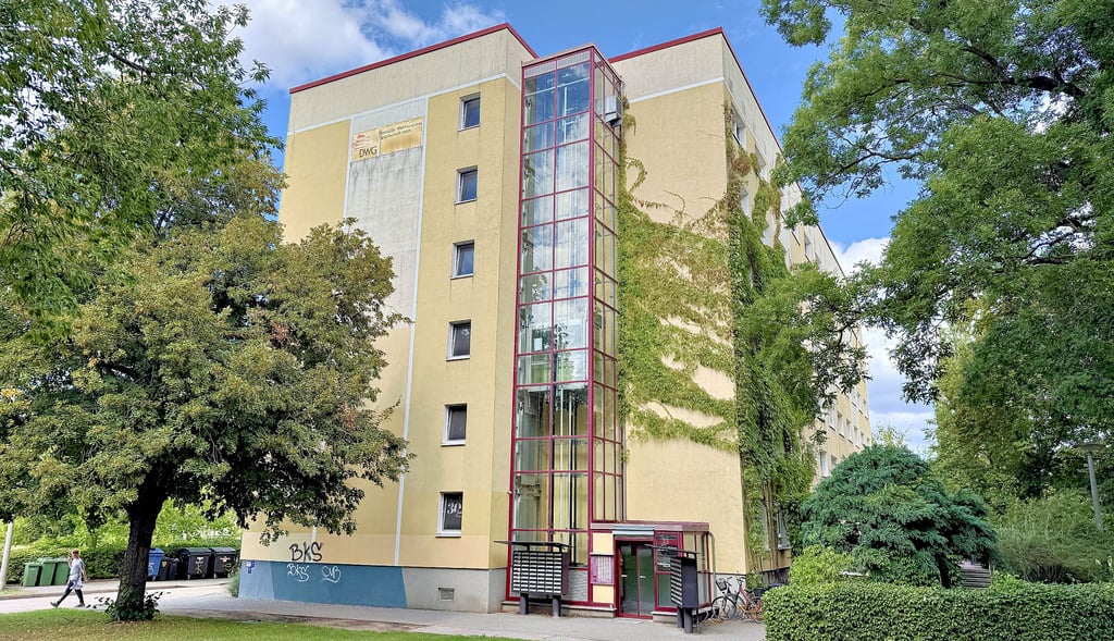 Das Gebäude Tornauer Straße 23a in Dessau liegt unweit des Pollingparks und bietet mit seinem Aufzug vor allem älteren Bürgern ein Zuhause.