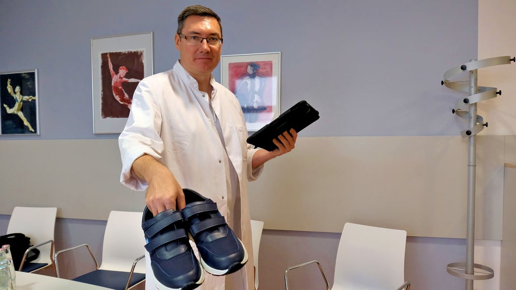 Jacek Slowikowski zeigt in der Bosse-Klinik ein Paar des „Nushu X-Schuhs“.