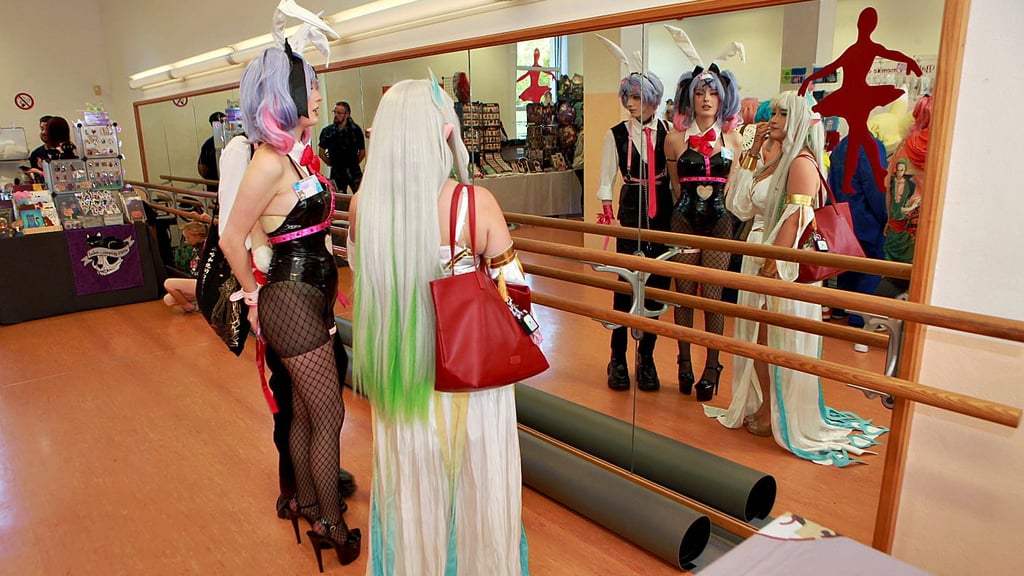 Ein Blick in den Spiegel gehört für viele Cosplayerinnen zum Ritual.