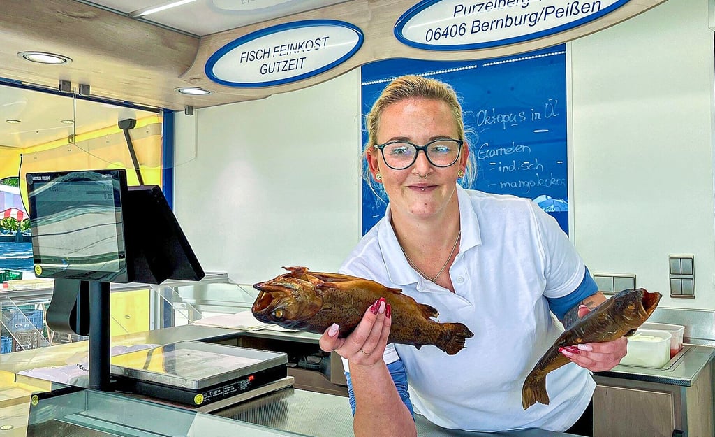 Gina Danielczik verkauft seit zehn Jahren Fisch auf dem Wochenmarkt in Bernburg.