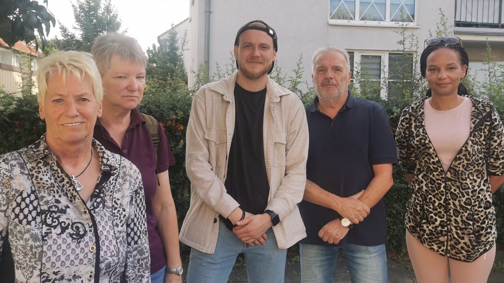 Ärger mit Problemmieter: Sie wollen endlich Ruhe inder Nachbarschaft: Gabriele Leegewig, Verena Naumann, Patrick Bergknecht, Hartmut Lubert und Raquelina Macamo (v.l.n.r.) fordern die Behörden zum Handeln auf.