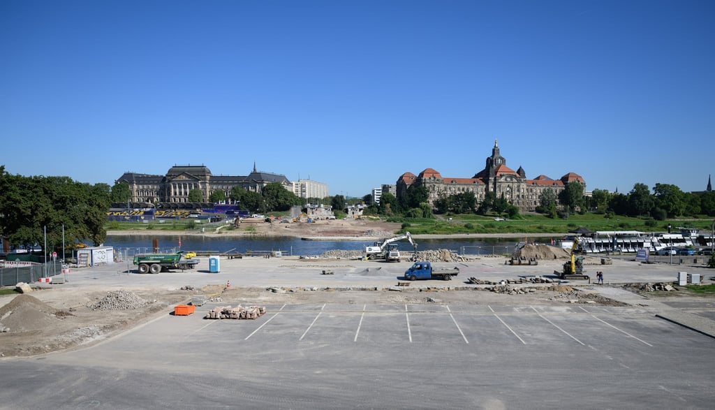 Nach dem Abbruch der Carolabrücke laufen auf beiden Seiten der Elbe noch Restarbeiten. (Archivbild)