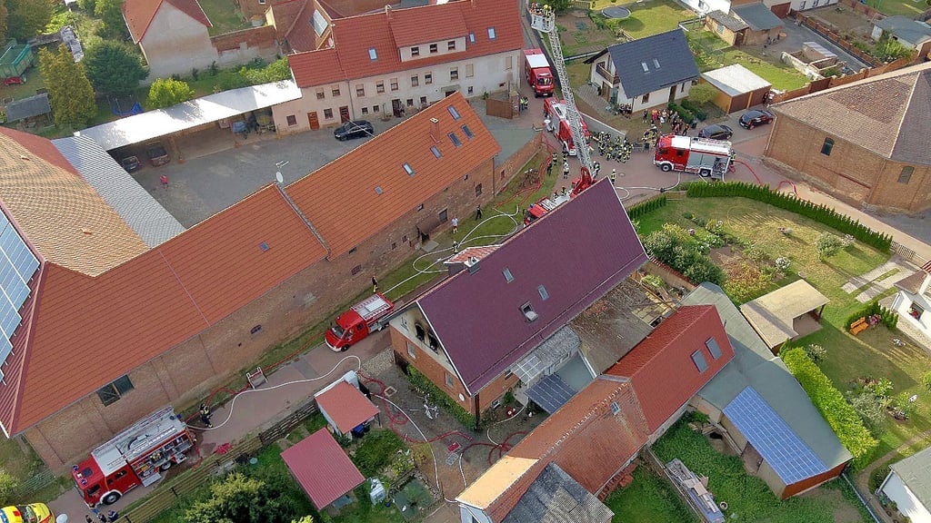 38 Einsatzkräfte mit neun Fahrzeugen waren beim Wohnhausbrand in Arnstedt im Einsatz.