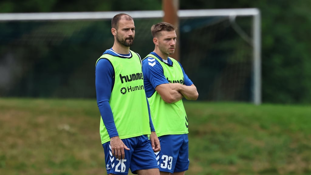 Aleksa Marusic (l.) mit dem ebenfalls degradierten Robert Leipertz.