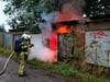 Einsatzkräfte der Feuerwehr Oschersleben am Freitag bei der Brandbekämpfung im Garagenkomplex Neindorfer Straße/Clara-Zetkin-Straße.