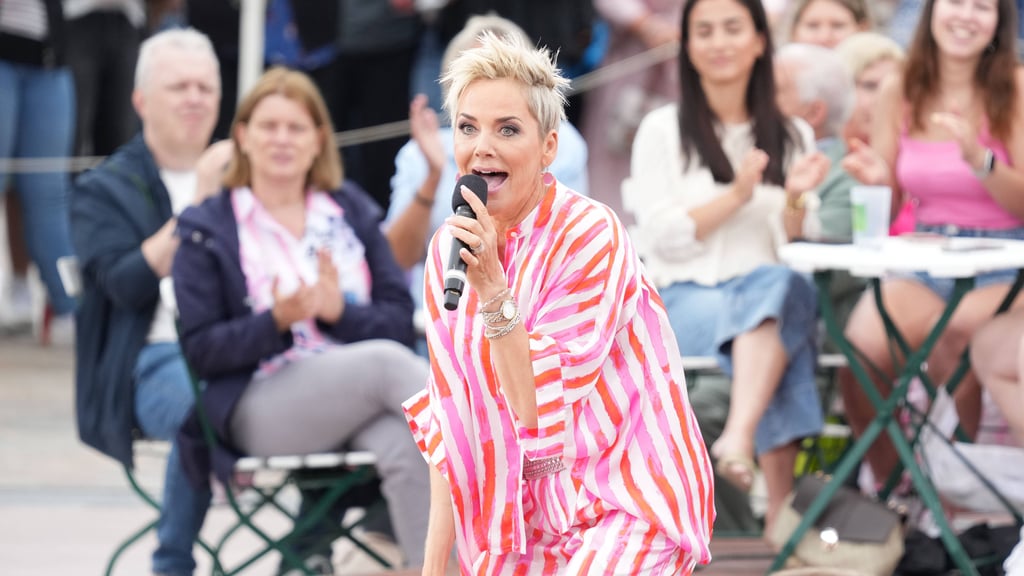 Inka Bause steht regelmäßig auf der Bühne und singt. Im August war sie unter anderem im ZDF-Fernsehgarten zu Gast.