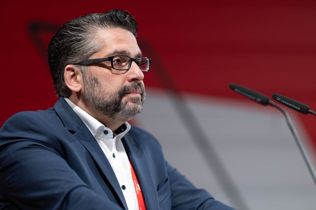 Bremens SPD-Fraktionschef Mustafa Güngör spricht sich für eine Machbarkeitsstudie für eine Seilbahn aus. (Archivbild)