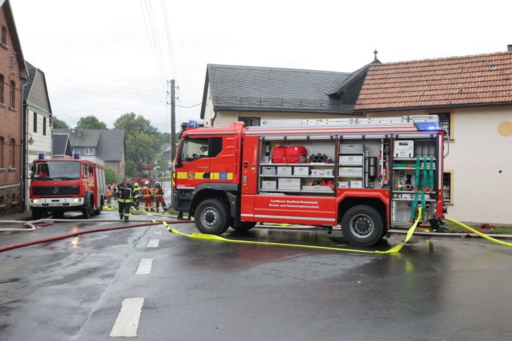 Ein Blitzeinschlag löst in Drognitz einen Großbrand aus und zerstört mehrere Wohnhäuser.