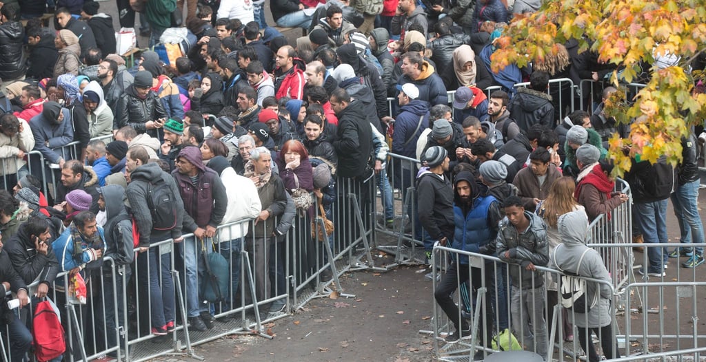 Viele Flüchtlinge warteten im Sommer 2015 in Berlin auf dem Gelände des Landesamtes für Gesundheit und Soziales auf die Bearbeitung ihrer Asylanträge. (Archivfoto)