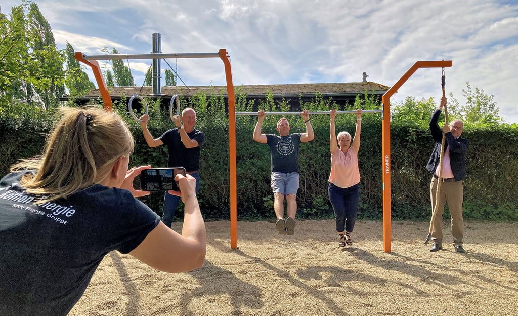 Falk Hawig von Köthen Energie, Freizeitsportler Sebastian Schwab, Oberbürgermeisterin Christina Buchheim und Thorsten Lehmann von PreZero (von links) haben das Kombinationsgerät getestet und damit den Outdoor-Fitnesspark an der Abenteuerwiese am Donnerstag eingeweiht.