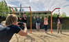  Falk Hawig von Köthen Energie, Freizeitsportler Sebastian Schwab, Oberbürgermeisterin Christina Buchheim und Thorsten Lehmann von PreZero (von links) haben das Kombinationsgerät getestet und damit den Outdoor-Fitnesspark an der Abenteuerwiese am Donnerstag eingeweiht.