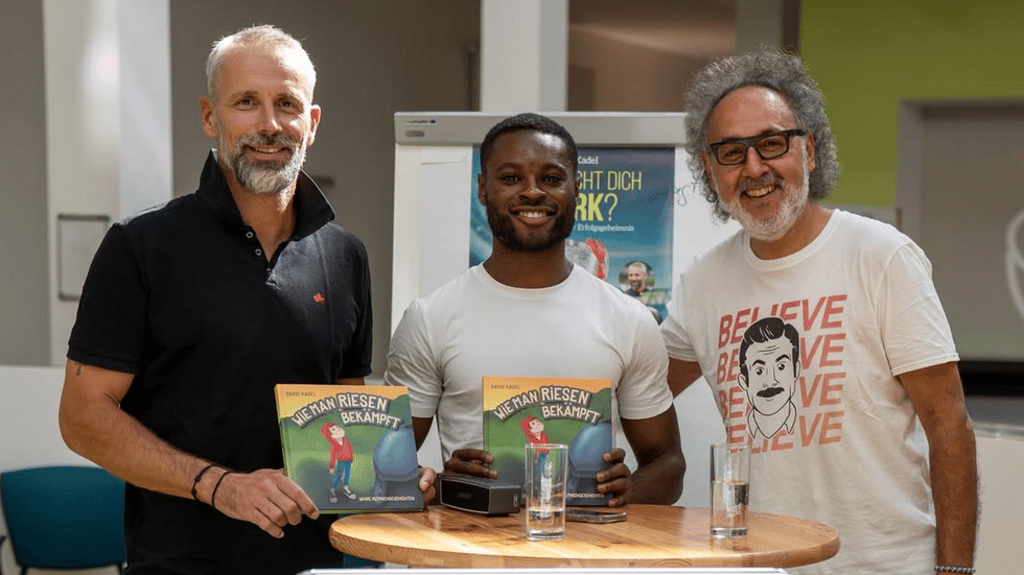 Ex-RB-Coach Marco Rose, RB-Profi Ridle Baku und Buchautor David Kadel (v.l.)