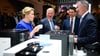 Wirtschaftssenatorin Franziska Giffey lässt sich gemeinsam mit dem Regierenden Bürgermeister Kai Wegner einen Espresso am Stand von Jura Elektrogeräte schmecken.
