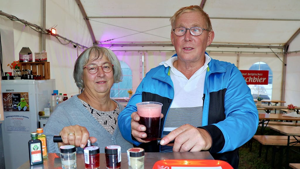 Die Gastronomen Dietlind und Achim Wienicke aus Köthen kommen seit 25 Jahren zum Pferdemarkt nach Havelberg. Sie haben ihre Spezialität, das belgische Kirschbier, dabei. Händler und Marktbesucher mögen es.