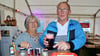 Die Gastronomen Dietlind und Achim Wienicke  aus Köthen kommen seit 25 Jahren zum Pferdemarkt nach Havelberg. Sie haben ihre Spezialität, das belgische Kirschbier, dabei. Händler und Marktbesucher mögen es.