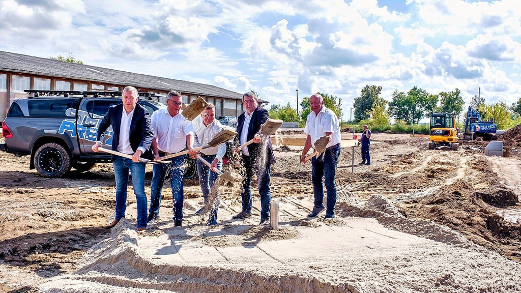 Holger Beuster, Mathias Stroech, Matthias Ellert sowie Torsten Seelig und Klaus Köhler (v.l.) beim Spatenstich.