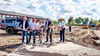 Holger Beuster, Mathias Stroech, Matthias Ellert sowie Torsten Seelig und Klaus Köhler (v.l.) beim Spatenstich. 