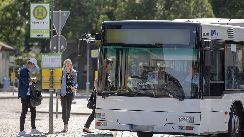 Nach einem Unfall mit einem Linienbus in Wernigerode drohen dem Fahrer harte Konsequenzen, weil er möglicherweise unter Drogeneinfluss unterwegs war.