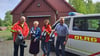 Mathias Becker, Vorsitzender der DLRG-Ortsgruppe Benneckenstein, Gabriele Schütt von der Friedhofsverwaltung, Ramona Bothur, Schatzmeisterin der Ortsgruppe, und Bürgermeister Ronald Fiebelkorn (von links) präsentieren die neuen Gießkannen für die städtischen Friedhöfe im Oberharz.