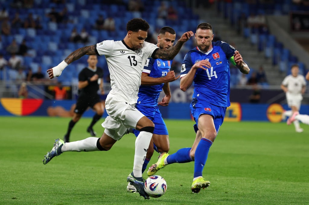 Nnamdi Collins (l) konnte bei seinem Länderspiel-Debüt nicht liefern.
