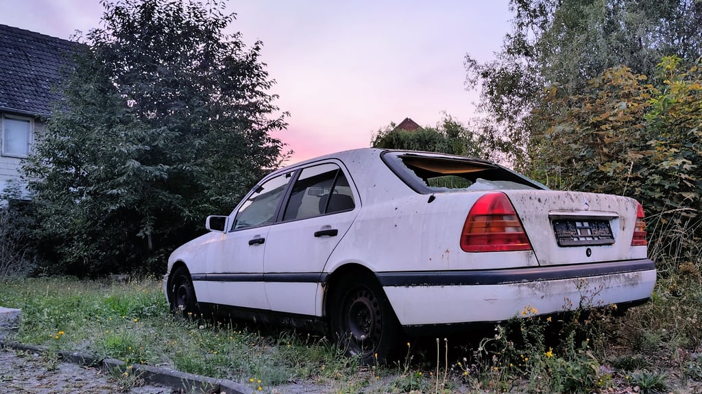 Dieser Mercedes ist inzwischen zur Gefahr für spielende Kinder in Reddeber bei Wernigerode geworden, befürchten Einwohner.