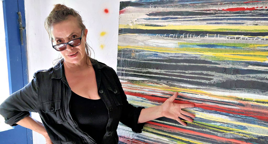 Uta Kilian Moes in Ihrem Atelier in Reicho. Derzeit bereitet sie die Ausstellung zum Tag des offenen Ateliers am dritten September-Wochenende vor.