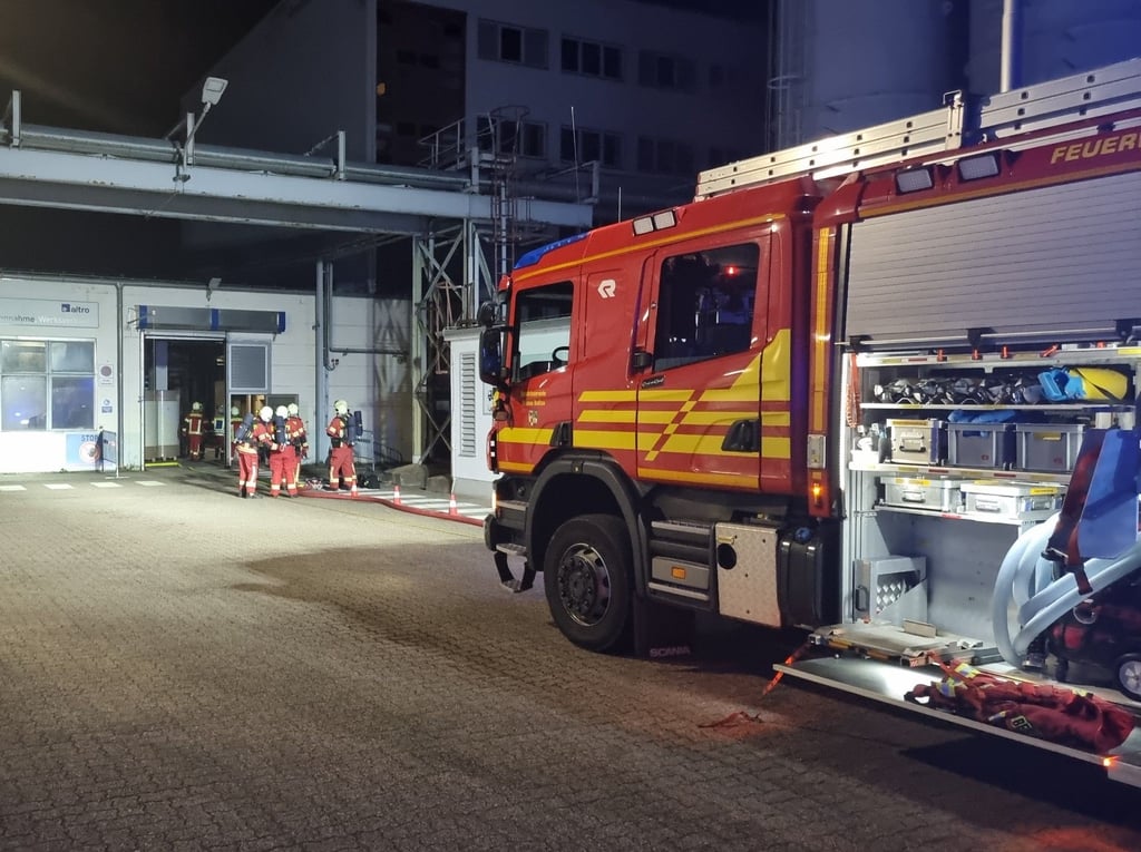 Die Feuerwehr auf dem Altro-Firmengelände in der Dessauer Ebertallee.
