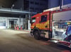 Die Feuerwehr auf dem Altro-Firmengelände in der Dessauer Ebertallee. 