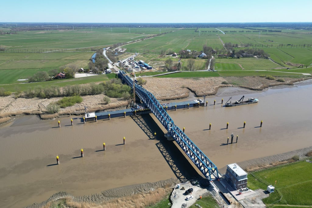 Die neue Friesenbrücke wird für Radfahrer und Fußgänger geöffnet – Züge können das Bauwerk bislang noch nicht passieren. (Archivbild)