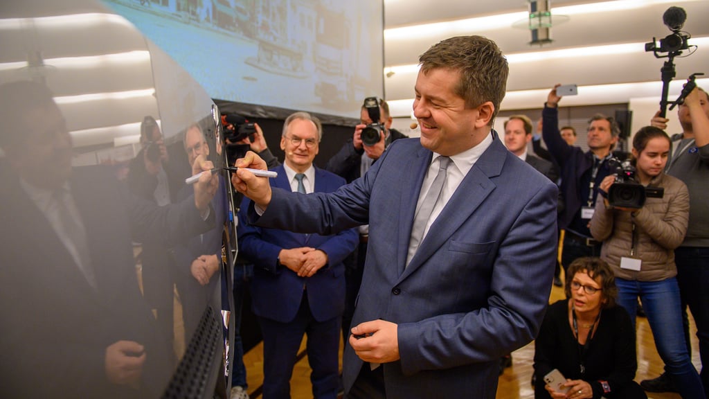 Sven Schulze bei der Verkündigung der Ansiedlung von Daimler Truck in Halberstadt.