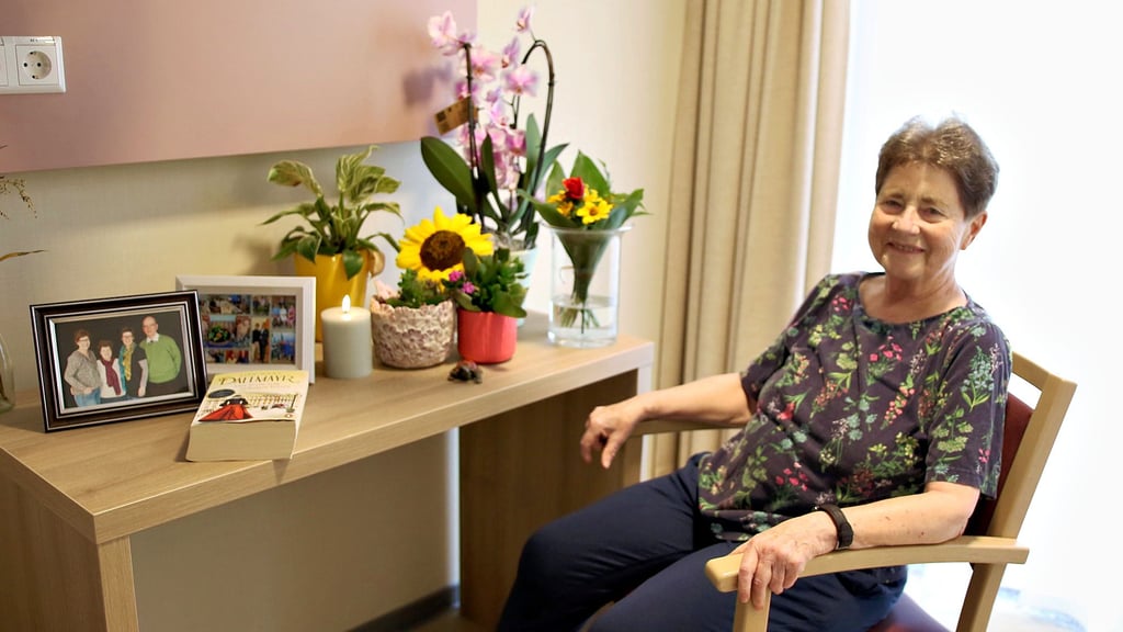 Sabine Kuschel aus Tornau hat bei ihrem letzten Umzug ins Evangelische Hospiz Stendal Erinnerungsfotos mit ihrer Familie, ein Buch und Blumen mitgenommen.