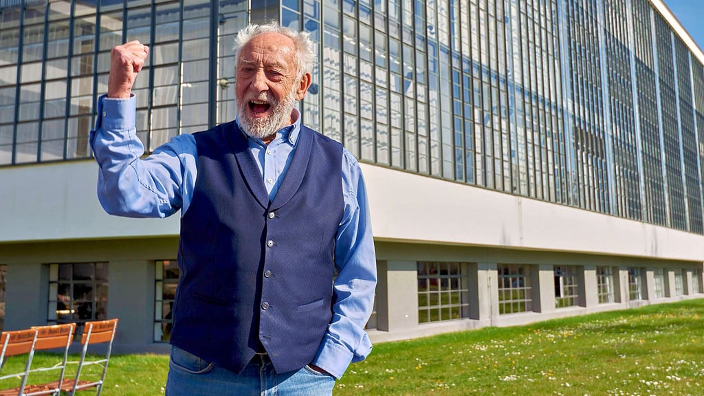 Alter Dessauer mit kämpferischer Geste: Dieter Hallervorden vor dem Bauhaus in seiner Heimatstadt, deren Ehrenbürger er seit 2007 ist.
