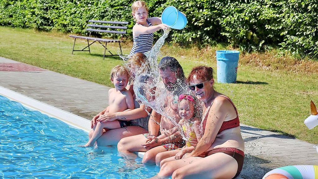 Abkühlung im Freibad Wolfsberg. Da die KBS den Betrieb kurzfristig übernehmen musste, gab es dort hohe Kosten. Die Stadt gleicht sie jetzt aus.