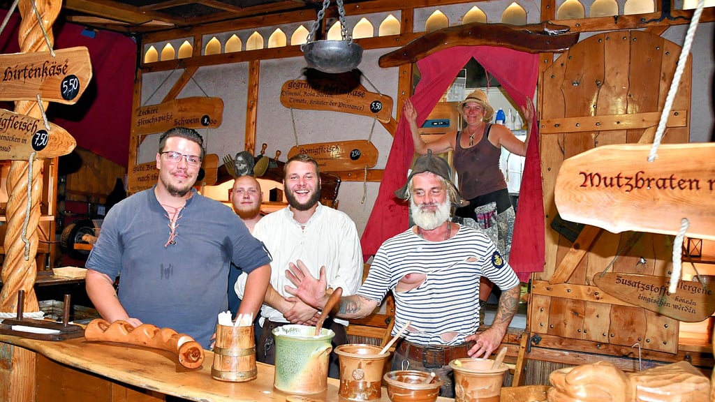 Gut drauf sind die Köche in der Kaiser-Otto-Pfalz auf dem Handelsplatz des Havelberger Pferdemarktes. Bis Sonntag brutzeln sie diverse Köstlichkeiten und freuen sich, wenn es den Besuchern schmeckt.