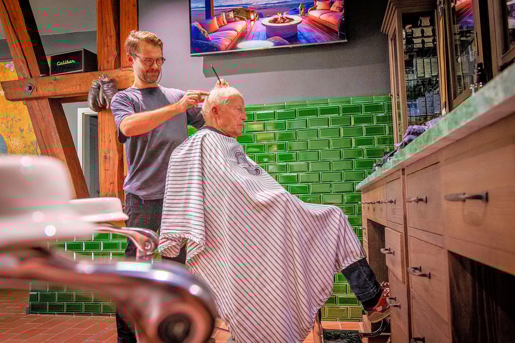 Mit scharfem Blick und scharfer Schere: Tino Sperber und seine Schwestern frisieren jetzt in einem neuen Salon.
