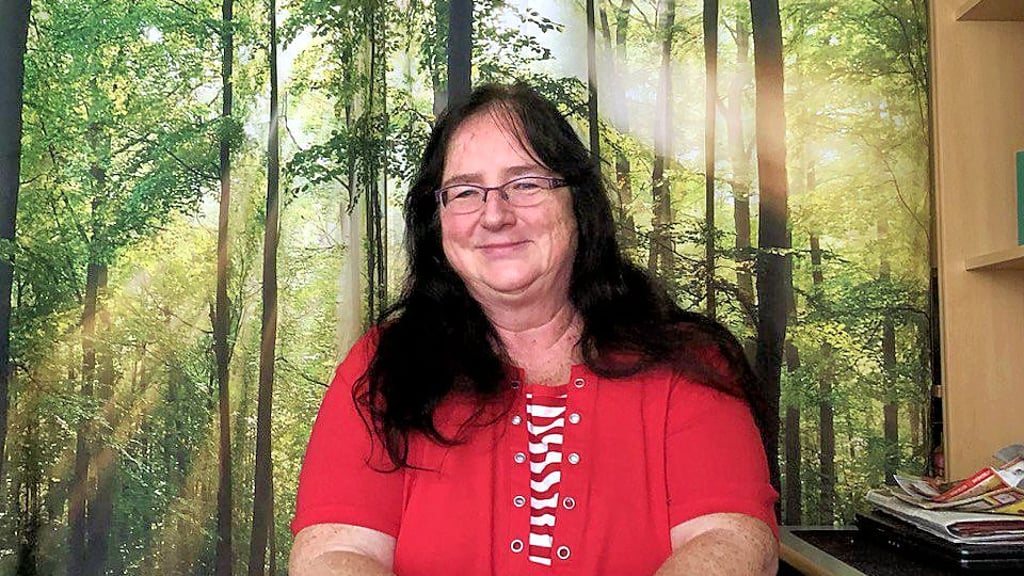 Cora Barth umgibt eine Atmosphäre aus Ruhe und Wohlbefinden, in der Besucher innehalten und neue Perspektiven finden können.
