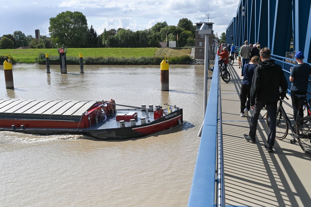 Erste Fußgänger und Radfahrer überquerten die neue Friesenbrücke bei Weener.