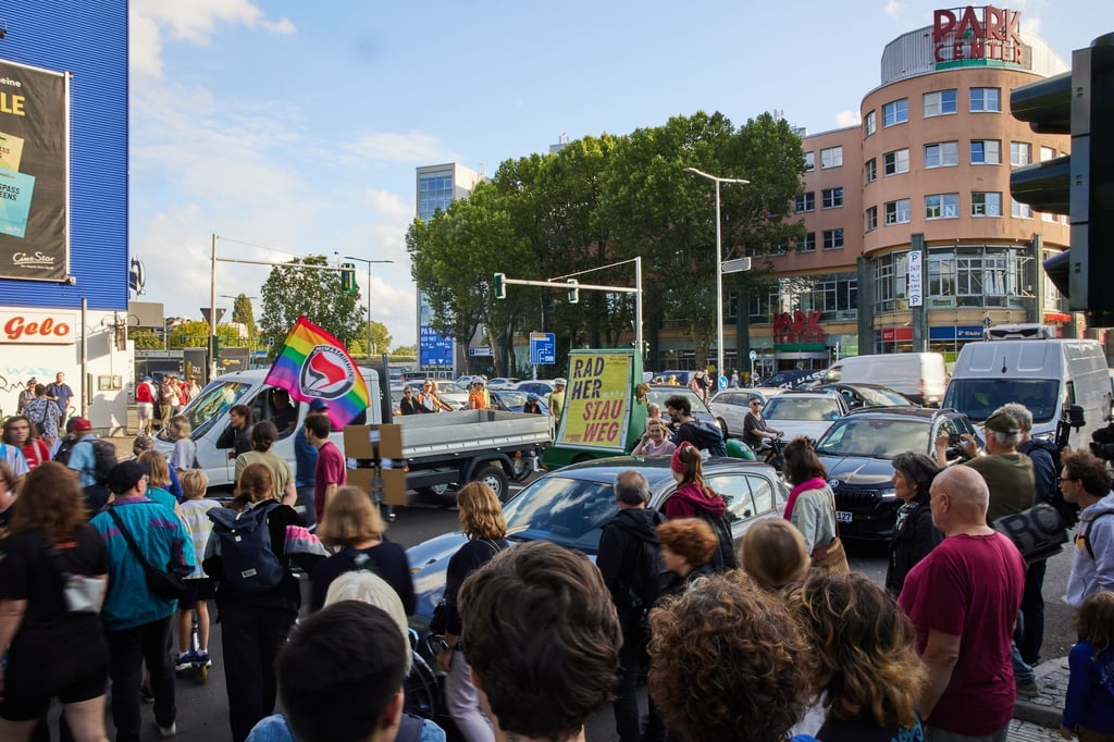 Die Demonstranten klagen über das Verkehrschaos nach Öffnung eines neuen A100-Bauabschnitts.