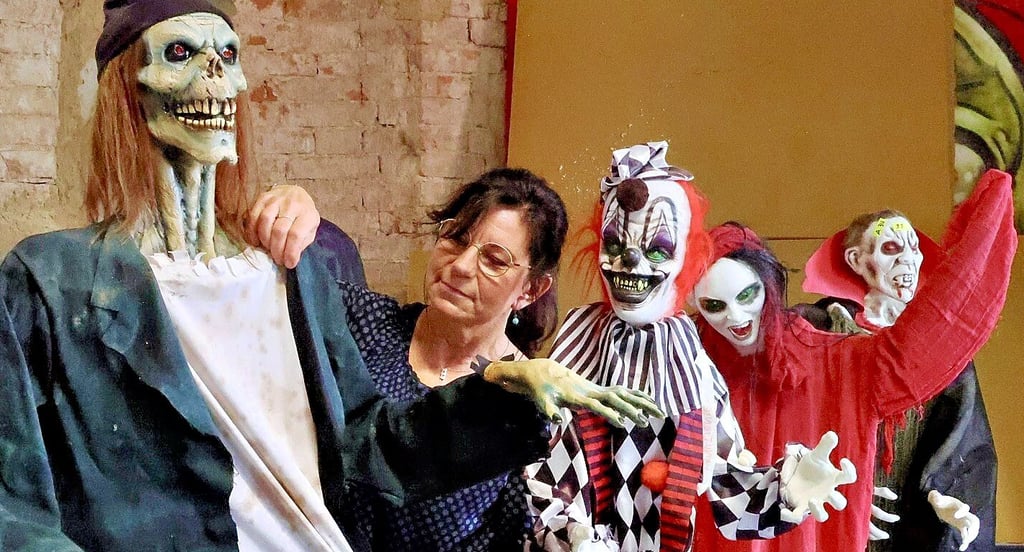 Nicole Zöllkau ist die Deko-Chefin im Bergzoo Halle. Für das Gruselspektakel rund um Halloween hat sie schon eine Armada an Untoten zusammen.