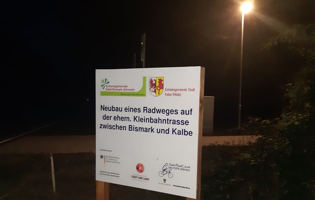 Der interkommunale Radweg bei Kalbe (Hintergrund) ist mit einem Clever-Light-System ausgestattet worden. Aber funktioniert es tatsächlich?