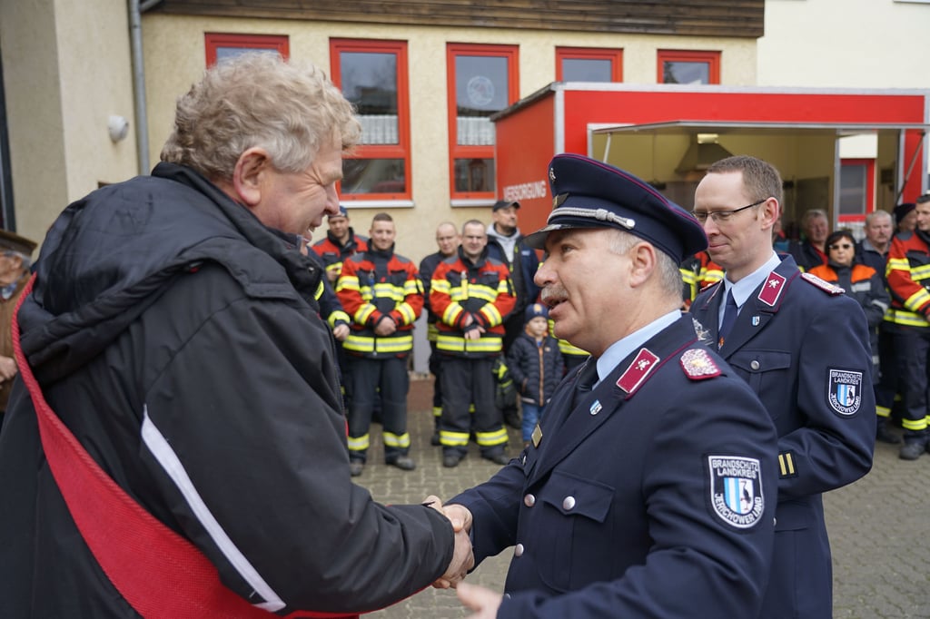 Maik Friedrich (rechts) ist von seiner Funktion als Kreisbrandmeister vom Jerichower Land zurückgetreten.