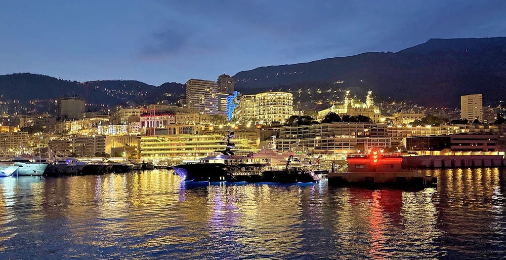 Die nächtliche Kulisse von Monaco.